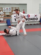 Vesa ja Timo näyttävät mallia itsepuolustuksessa potkivaa henkilöä vastaan.