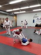 Itsepuolustus ylemmillä vöillä on kovakouraista.