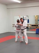 Vesa ja Timo näyttävät mallia itsepuolustuksessa lyövää henkilöä vastaan.